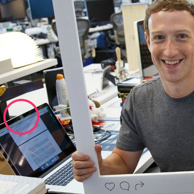 Mark Zuckerberg tapando la webcam de su laptop